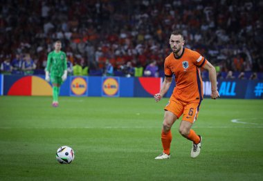 Berlin, Almanya - 6 Temmuz 2024: Hollanda 'dan Stefan De Vrij, Almanya' nın başkenti Berlin 'deki Olympiastadion' da oynanan UEFA EURO 2024 çeyrek final maçı sırasında