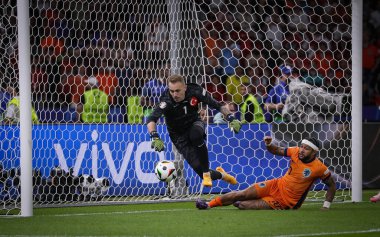 Berlin, Almanya - 6 Temmuz 2024: Memphis Depay (Orange, # 10) Berlin 'deki Olympiastadion' da oynanan UEFA 2024 çeyrek final maçı sırasında Türkiye kaleci Mert Günok 'a saldırdı