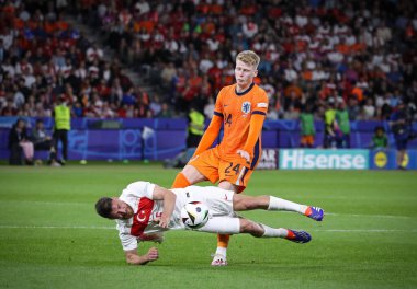 Berlin, Almanya - 6 Temmuz 2024: Türkiye 'den Salih Özcan (L, # 15), Berlin' deki Olympiastadion 'da oynanan UEFA 2024 çeyrek final karşılaşmasında Hollandalı Jerdy Schouten (# 24) ile top için mücadele ediyor.