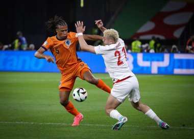 Berlin, Almanya - 6 Temmuz 2024: Hollanda 'dan Nathan Ake (L, # 5), Berlin' deki Olympiastadion 'da oynanan UEFA 2024 çeyrek final maçı sırasında Türkiye' den Baris Alper Yılmaz (# 21) ile top için mücadele ediyor.