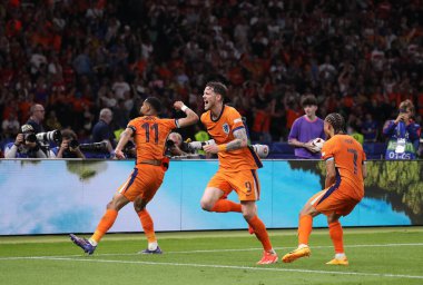 Berlin, Almanya - 6 Temmuz 2024: Hollanda 'nın UEFA EURO 2024 çeyrek final maçı sırasında Berlin Olimpiyat Stadyumu' nda Hollanda 'ya karşı oynadığı golü Hollandalı oyuncular kutladı