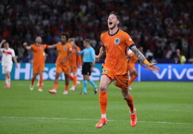 Berlin, Almanya - 6 Temmuz 2024: Wout Weghorst takımının Almanya 'nın başkenti Berlin' deki Olympiastadion 'da Türkiye' ye karşı oynadığı UEFA 2024 çeyrek final maçını kazanmasını kutladı