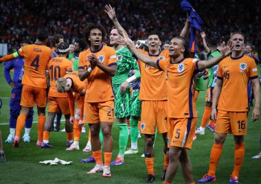 Berlin, Almanya - 6 Temmuz 2024: Hollanda 'nın Almanya' nın başkenti Berlin 'deki Olympiastadion' da oynanan UEFA EURO 2024 çeyrek final maçını kazanmasının ardından Hollandalı oyuncular kutlama yaptı