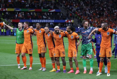 Berlin, Almanya - 6 Temmuz 2024: Hollanda 'nın Almanya' nın başkenti Berlin 'deki Olympiastadion' da oynanan UEFA EURO 2024 çeyrek final maçını kazanmasının ardından Hollandalı oyuncular kutlama yaptı