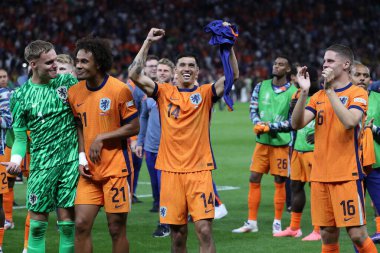 Berlin, Almanya - 6 Temmuz 2024: Hollanda 'nın Almanya' nın başkenti Berlin 'deki Olympiastadion' da oynanan UEFA EURO 2024 çeyrek final maçını kazanmasının ardından Hollandalı oyuncular kutlama yaptı