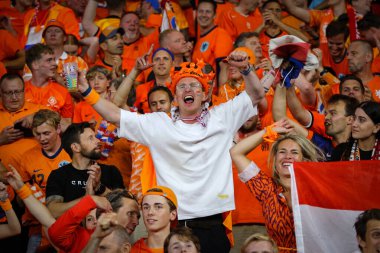 Berlin, Almanya - 6 Temmuz 2024: Hollandalı taraftarlar, Almanya 'nın başkenti Berlin' deki Olympiastadion 'da oynanan UEFA 2024 çeyrek final maçı sırasında desteklerini gösterdiler