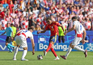 Berlin, Almanya - 15 Haziran 2024: Lamine Yamal (C, # 19) Olympiastadion 'da oynanan UEFA 2024 karşılaşmasında Marin Pongraciç (# 3) ve Josko Gvardiol (# 4) ile top için mücadele ediyor.