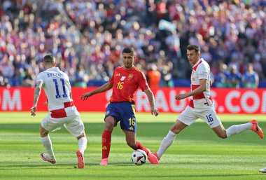 Berlin, Almanya - 15 Haziran 2024: İspanyalı Rodri (C, # 16) Berlin 'deki Olympiastadion' da oynanan UEFA 2024 karşılaşmasında Marcelo Brozoviç (# 11) ve Hırvat Ante Budimir (# 16) ile top için mücadele ediyor.