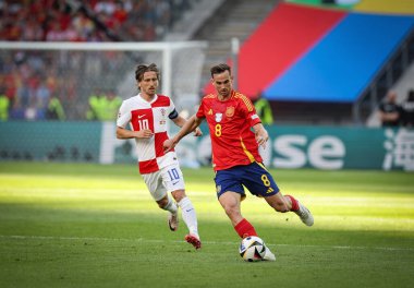 Berlin, Almanya - 15 Haziran 2024: İspanya 'dan Fabian Ruiz (kırmızı, # 8), Almanya' nın başkenti Berlin 'deki Olympiastadion' da oynanan UEFA EURO 2024 grup maçında topu kontrol ediyor.