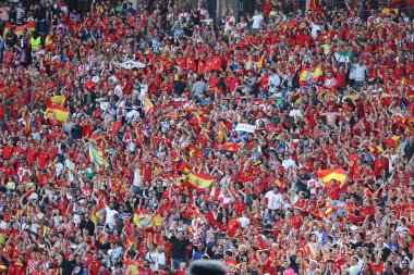 Berlin, Almanya - 15 Haziran 2024: Berlin 'deki Olympiastadion Tribünleri, UEFA EURO 2024 grup safhası sırasında İspanya ve Hırvatistan' ı Berlin Olimpiyat Stadyumu 'nda izleyen İspanyol taraftarlarla dolu