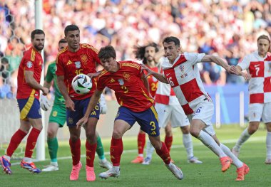 Berlin, Almanya - 15 Haziran 2024: İspanyalı Robin Le Normand (C, # 3), Berlin 'deki Olympiastadion' da oynanan UEFA 2024 karşılaşmasında Hırvat Ante Budimir (R, # 16) ile top için mücadele ediyor.