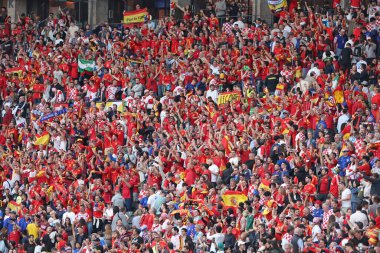 Berlin, Almanya - 15 Haziran 2024: Berlin 'deki Olympiastadion Tribünleri, UEFA EURO 2024 grup safhası sırasında İspanya ve Hırvatistan' ı Berlin Olimpiyat Stadyumu 'nda izleyen İspanyol taraftarlarla dolu