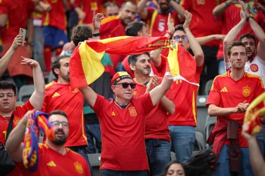 Berlin, Almanya - 15 Haziran 2024: İspanyol destekçiler UEFA EURO 2024 grup safhasında Almanya 'nın başkenti Berlin' deki Olympiastadion 'da oynanan İspanya - Hırvatistan maçında desteklerini gösterdiler ve zaferi kutladılar.