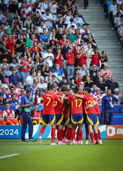 Berlin, Almanya - 15 Haziran 2024: İspanyol oyuncular, Carvajal 'ın UEFA EURO 2024 grup maçında attığı golü Berlin' deki Olympiastadion 'da İspanya ile Hırvatistan arasındaki maçta attığı golü kutladı.
