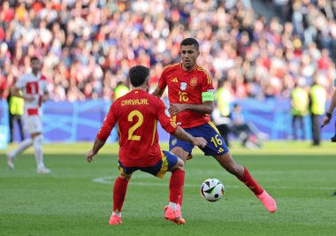 Berlin, Almanya - 15 Haziran 2024: Dani Carvajal (L, # 2) ve İspanya 'dan Rodri (# 16), UEFA EURO 2024 grup safhası sırasında Berlin' deki Olympiastadion 'da İspanya ile Hırvatistan arasında oynanan karşılaşmada