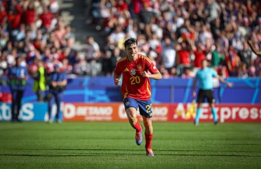 Berlin, Almanya - 15 Haziran 2024: Pedri (# 20) UEFA EURO 2024 grup safhası sırasında Almanya 'nın başkenti Berlin' deki Olympiastadion 'da oynanan İspanya - Hırvatistan maçında