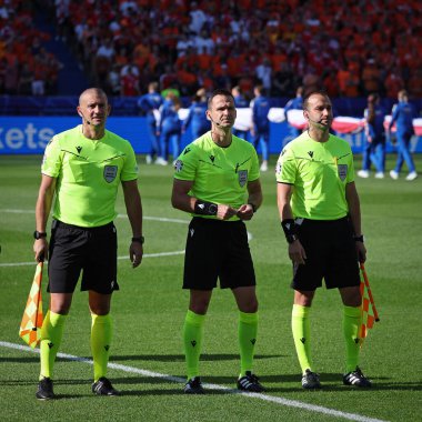 Berlin, Almanya - 25 Haziran 2024: Hakem (Maç yetkilisi) Ivan Kruzliak (C) ve asistanları Branislav Hancko ve Jan Pozor (Slovakya), UEFA 2024 Hollanda - Avusturya maçından önce poz verdiler