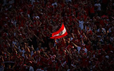 Berlin, Almanya - 25 Haziran 2024: Berlin 'deki Olympiastadion Tribünleri UEFA 2024 grup safhası Hollanda-Avusturya maçında Avusturyalı taraftarlarla dolup taştı. Avusturya bayrağı ortada