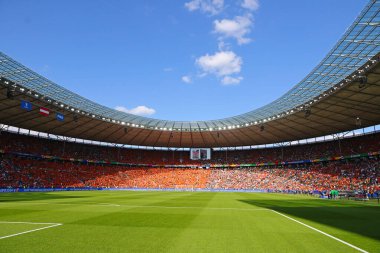 Berlin, Almanya - 25 Haziran 2024: UEFA EURO 2024 grup maçı sırasında Berlin 'de kalabalık Olimpiyat stadyumunun panoramik görünümü