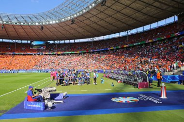 Berlin, Almanya - 25 Haziran 2024: UEFA EURO 2024 grup maçı sırasında Berlin 'de kalabalık Olimpiyat stadyumunun panoramik görünümü