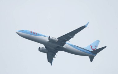 Düsseldorf, Almanya - 21 Haziran 2024: Boeing 737-8K5 TUI fly (ruhsat numarası: D-ATYL) tarafından işletilmektedir.