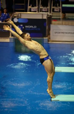 Berlin, Almanya - 24 Mart 2024: Fransız Alexis JANDARD, Almanya 'nın Berlin kentinde düzenlenen Dünya Sucul Dalış Şampiyonası Erkekler 3 metre Springboard Finali' nde sahne aldı.