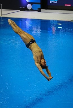 Berlin, Almanya - 24 Mart 2024: Avustralyalı Kurtis MAtheWS, Almanya 'nın Berlin kentinde düzenlenen Dünya Sucul Dalış Şampiyonası Erkekler 3 metre Springboard Finali' nde sahne aldı.