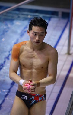 Berlin, Almanya - 24 Mart 2024: Çinli dalgıç Zongyuan wang, Almanya 'nın Berlin kentinde düzenlenen 2024 Dünya Sucul Dalış Şampiyonası Erkekler 3 metre Springboard Finali' nde atladıktan sonra tepki gösterdi