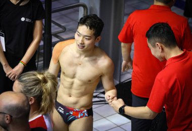 Berlin, Almanya - 24 Mart 2024: Çinli dalgıç Zongyuan wang, Almanya 'nın Berlin kentinde düzenlenen 2024 Dünya Sucul Dalış Şampiyonası Erkekler 3 metre Springboard Finali' nde atladıktan sonra gülümsedi