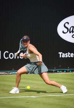 Berlin, Almanya - 15 Haziran 2024: Ukraynalı Dayana YASTREMSKA, Almanya 'nın Berlin kentindeki Rot Weiss Tenis Kulübü' nde Türkiye 'den Zeynep SONMEZ' e karşı oynadığı WTA 500 Ecotran Bayanlar Açık karşılaşmasında eylem halinde