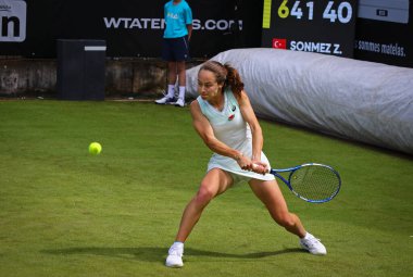 Berlin, Almanya - 15 Haziran 2024: Türkiye 'den Zeynep SONMEZ, Almanya' nın Berlin kentindeki Rot Weiss Tenis Kulübü 'nde Dayana YASTREMSKA' ya karşı oynadığı WTA 500 Ecotran Bayanlar Açık karşılaşmasında