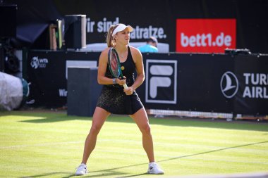 Berlin, Almanya - 19 Haziran 2024: Ellen PEREZ (AUS) WTA 500 Ecotran Bayanlar Alman Açık 'ta Nicole MELICHAR-MARTINEZ ile Veronika KUDERMETOVA ve Hao-Ching CHAN' a karşı oynadığı maçta