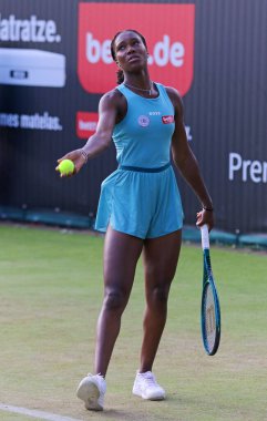 Berlin, Almanya - 19 Haziran 2024: Noma NOHA AKUGUE (GER) WTA 500 Ecotran Bayanlar Açık 'ta Jule NIEMEIER ile Demi SCHUURS (NED) ve Luisa STEFANI (BRA) maçlarında görev yaptı.)