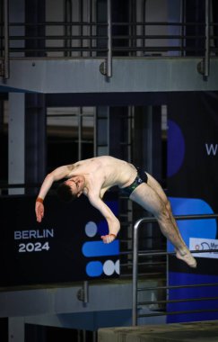 Berlin, Almanya - 22 Mart 2024: Avustralyalı Jaxon BOWSHIRE, Almanya 'nın Berlin kentinde düzenlenen Dünya Sucul Dalgıçları Dünya Kupası' nın Karma 3 metre & 10 metre Takım Etkinliği Finali 'nde konser verdi.