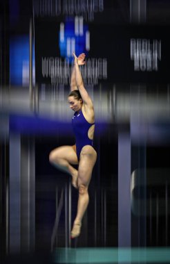 Berlin, Almanya - 22 Mart 2024: İspanya 'dan Valeria ANTOLINO, Almanya' nın Berlin kentinde düzenlenen Dünya Sucul Dalgıçları Dünya Kupası 'nın 3 metre & 10 metre Takım Etkinliği Finali' nde sahne aldı.