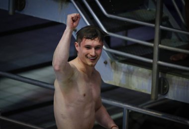 Berlin, Almanya - 22 Mart 2024: Büyük Britanya 'dan Jack Laugher, Almanya' nın Berlin kentinde düzenlenen 2024 Dünya Sucul Dalgıçları Dünya Kupası 'nın Karışık 3 metre & 10 metre Takım Etkinliği Finali sırasında tepki gösterdi