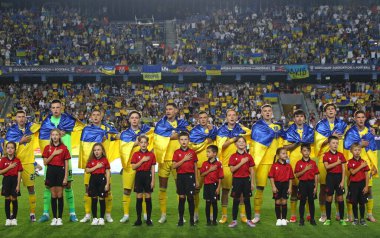 Prag, Çek Cumhuriyeti - 7 Eylül 2024: UEFA Milletler Ligi maçı Ukrayna-Arnavutluk maçı Prag 'daki Epet Arena' da. Ukraynalı oyuncular ulusal marşı dinlediler