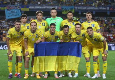 Prag, Çek Cumhuriyeti - 7 Eylül 2024: UEFA Milletler Ligi maçı Ukrayna-Arnavutluk maçı Prag 'daki Epet Arena' da. Ukrayna Milli Takımı bir grup fotoğrafı için poz verdi
