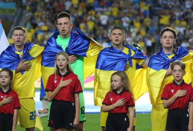 Prag, Çek Cumhuriyeti - 7 Eylül 2024: UEFA Milletler Ligi maçı Ukrayna-Arnavutluk maçı Prag 'daki Epet Arena' da. Ukraynalı oyuncular ulusal marşı dinlediler