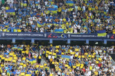 Prag, Çek Cumhuriyeti - 7 Eylül 2024: UEFA Milletler Ligi maçı Ukrayna-Arnavutluk maçı Prag 'daki Epet Arena' da. Epet Arena 'nın Tribünleri Ukraynalı destekçilerle dolu.