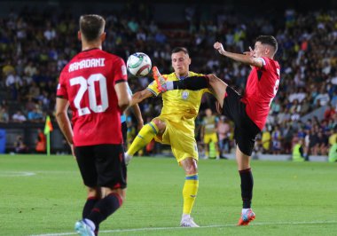 Prag, Çek Cumhuriyeti - 7 Eylül 2024: UEFA Milletler Ligi maçı Ukrayna-Arnavutluk maçı Prag 'daki Epet Arena' da. Ukraynalı Vladyslav Kabaiev (C, # 21) ve Arnavut Jasir Asani (# 9) eylem halindeler