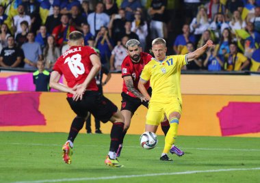 Prag, Çek Cumhuriyeti - 7 Eylül 2024: UEFA Milletler Ligi maçı Ukrayna-Arnavutluk maçı Prag 'daki Epet Arena' da. Ukraynalı Oleksandr Zinchenko topa vuruyor.