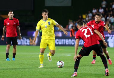 Prag, Çek Cumhuriyeti - 7 Eylül 2024: UEFA Milletler Ligi maçı Ukrayna-Arnavutluk maçı Prag 'daki Epet Arena' da. Ukraynalı Ruslan Malinovskyi (C, # 8) topu kontrol ediyor