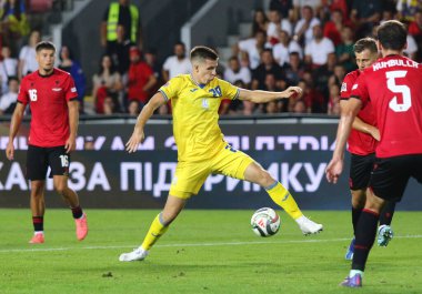 Prag, Çek Cumhuriyeti - 7 Eylül 2024: UEFA Milletler Ligi maçı Ukrayna-Arnavutluk maçı Prag 'daki Epet Arena' da. Ukraynalı Oleksandr Pikhalonok (C, # 20) iş başında