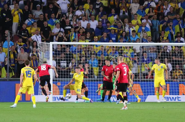 Prag, Çek Cumhuriyeti - 7 Eylül 2024: UEFA Milletler Ligi maçı Ukrayna-Arnavutluk maçı Prag 'daki Epet Arena' da. Ardian İsmajli (# 18) gol atıyor