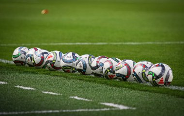 Prag, Çek Cumhuriyeti - 7 Eylül 2024: UEFA Milletler Ligi maçı Ukrayna-Arnavutluk maçı Prag 'daki Epet Arena' da. UEFA Uluslar Ligi Turnuvası resmi maç topları sahada