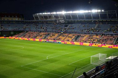Prag, Çek Cumhuriyeti - 7 Eylül 2024: UEFA Uluslar Ligi maçı sırasında Prag 'daki Epet Arena' nın (Generali Arena veya Letna Stadyumu) panoramik manzarası. Kapasite 18,887