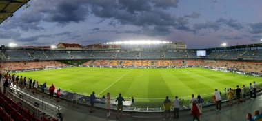 Prag, Çek Cumhuriyeti - 7 Eylül 2024: UEFA Uluslar Ligi maçı sırasında Prag 'daki Epet Arena' nın (Generali Arena veya Letna Stadyumu) panoramik manzarası. Kapasite 18,887