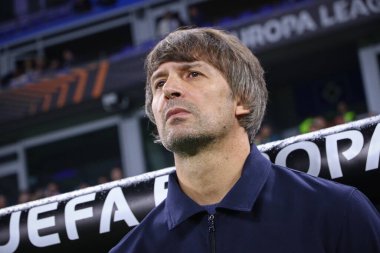 Hamburg, Almanya - 25 Eylül 2024: Dinamo Kyiv teknik direktörü Oleksandr Shovkovskyi UEFA Avrupa Ligi 'nin Dinamo Kyiv Lazio maçı sırasında Hamburg' daki Volkspark Stadyumu 'nda görüldü