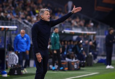 Hamburg, Almanya - 25 Eylül 2024: Lazio teknik direktörü Marco Baroni UEFA Avrupa Ligi 'nin Hamburg' daki Volkspark Stadyumu 'nda oynanan Dinamo Kyiv Lazio maçı sırasında görev başında